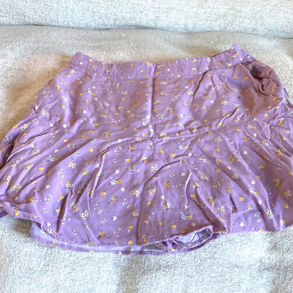 One time worn skort!! Hollister with shorts under the skirt and pockets!!
